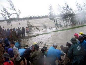 Thanh Hoa Province building dykes to brace the storm (Filed photo: SGGP)